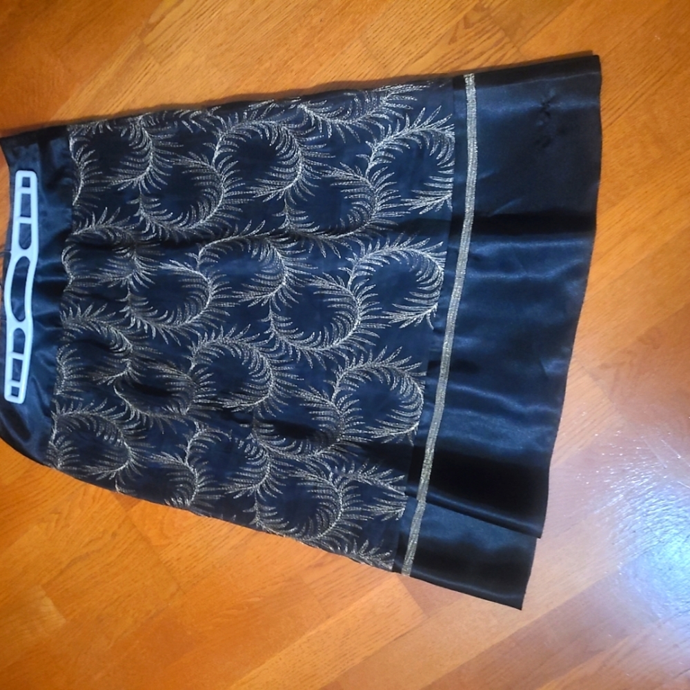 Silk skirt with gold thread detailing